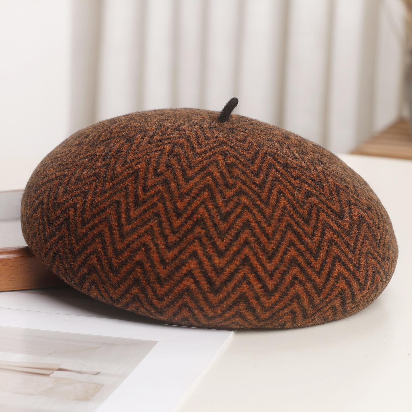 

Korean 100% Wool Beret | Vintage Baker Boy & Painter Cap | Face Slimming Winter Hat for Women M 56-58cm темно-коричневого кольору
