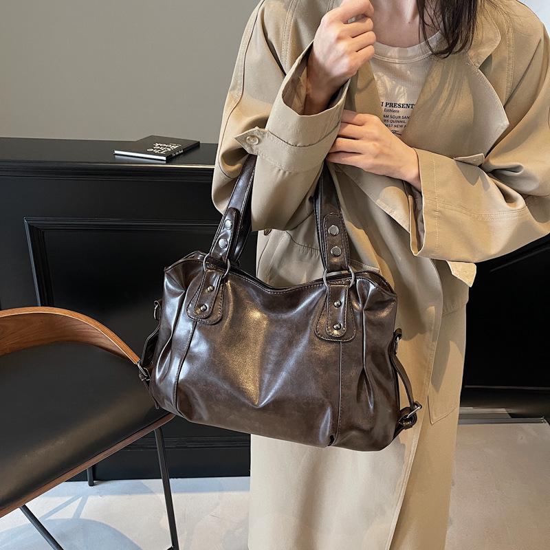 Retro European & American Large PU Leather Tote: Solid Color, Soft, Versatile, and Casual Shoulder Bag for Commute.