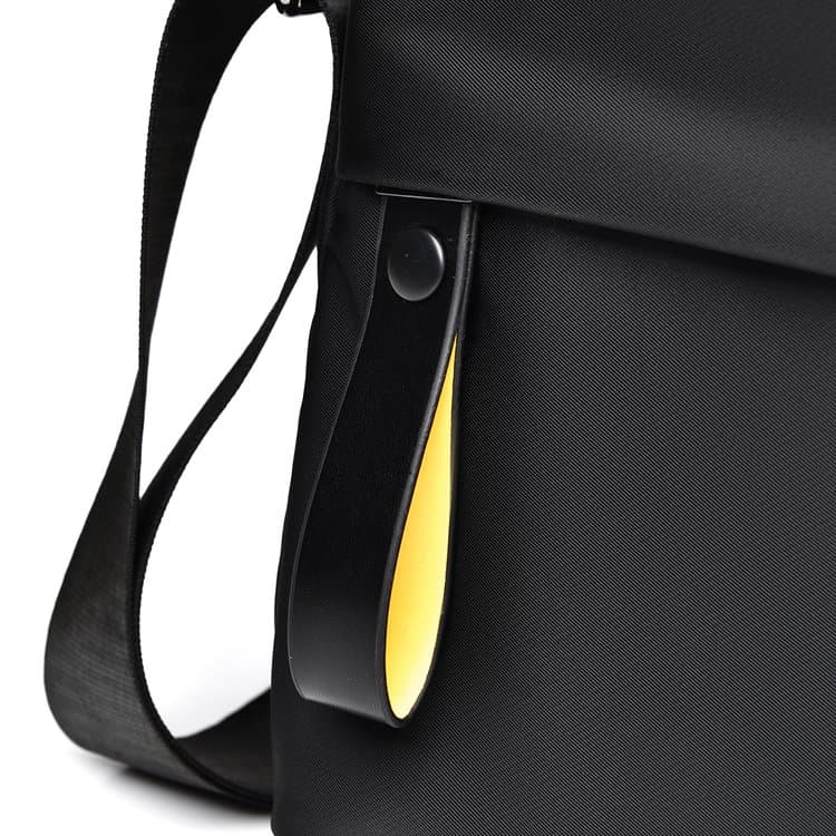 Casual and simple men's shoulder messenger bag