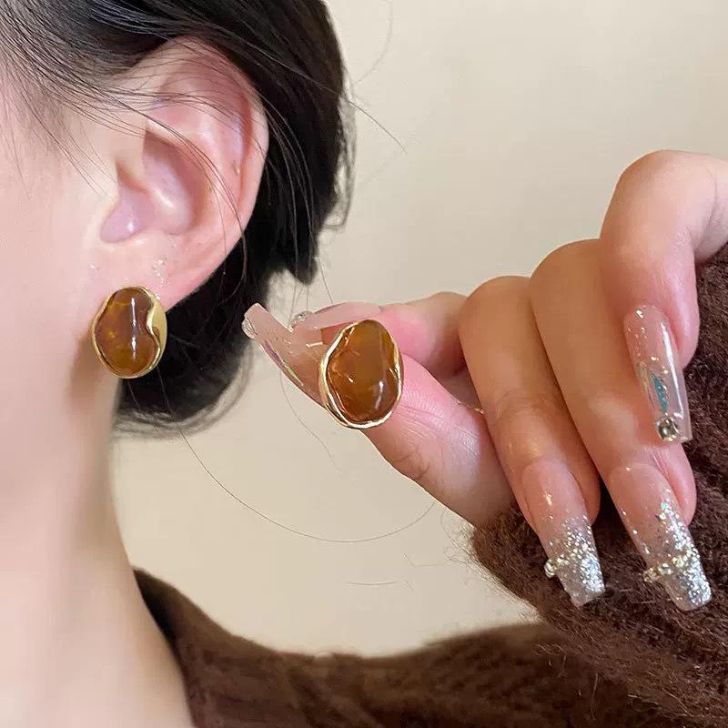 2024 Retro Amber Brown Women's Stud Earrings: High-End, Light Luxury, Niche Hong Kong Style