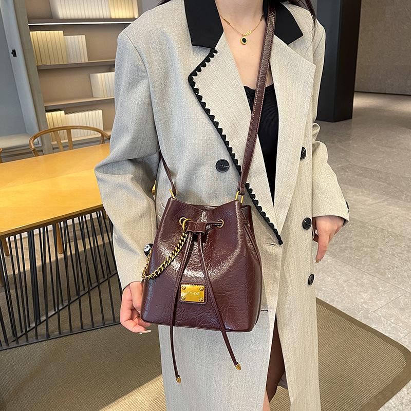 2025 autumn and winter new niche fashion versatile leisure bag high sense large capacity shoulder crossbody bucket mother bag