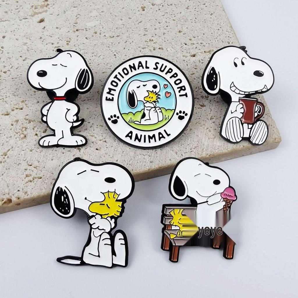 Snoopy Cartoon Brooch - Cute Backpack & Clothing Accessory for Kids