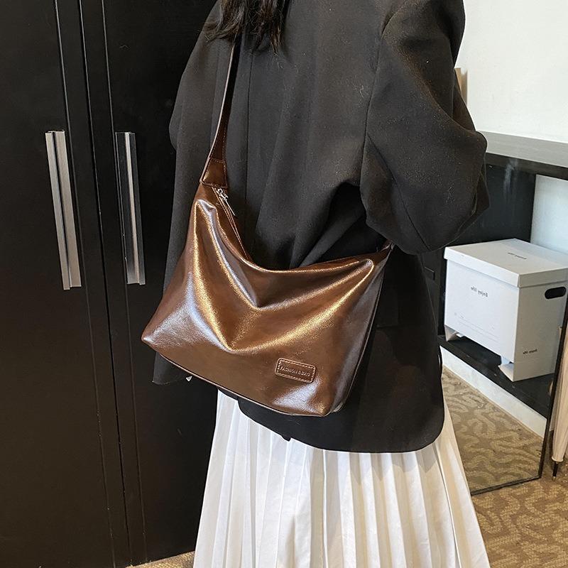 Large Capacity Bag Women's Fashion Versatile New Retro Simple Shoulder Messenger Bag Commuter Dumpling Bag