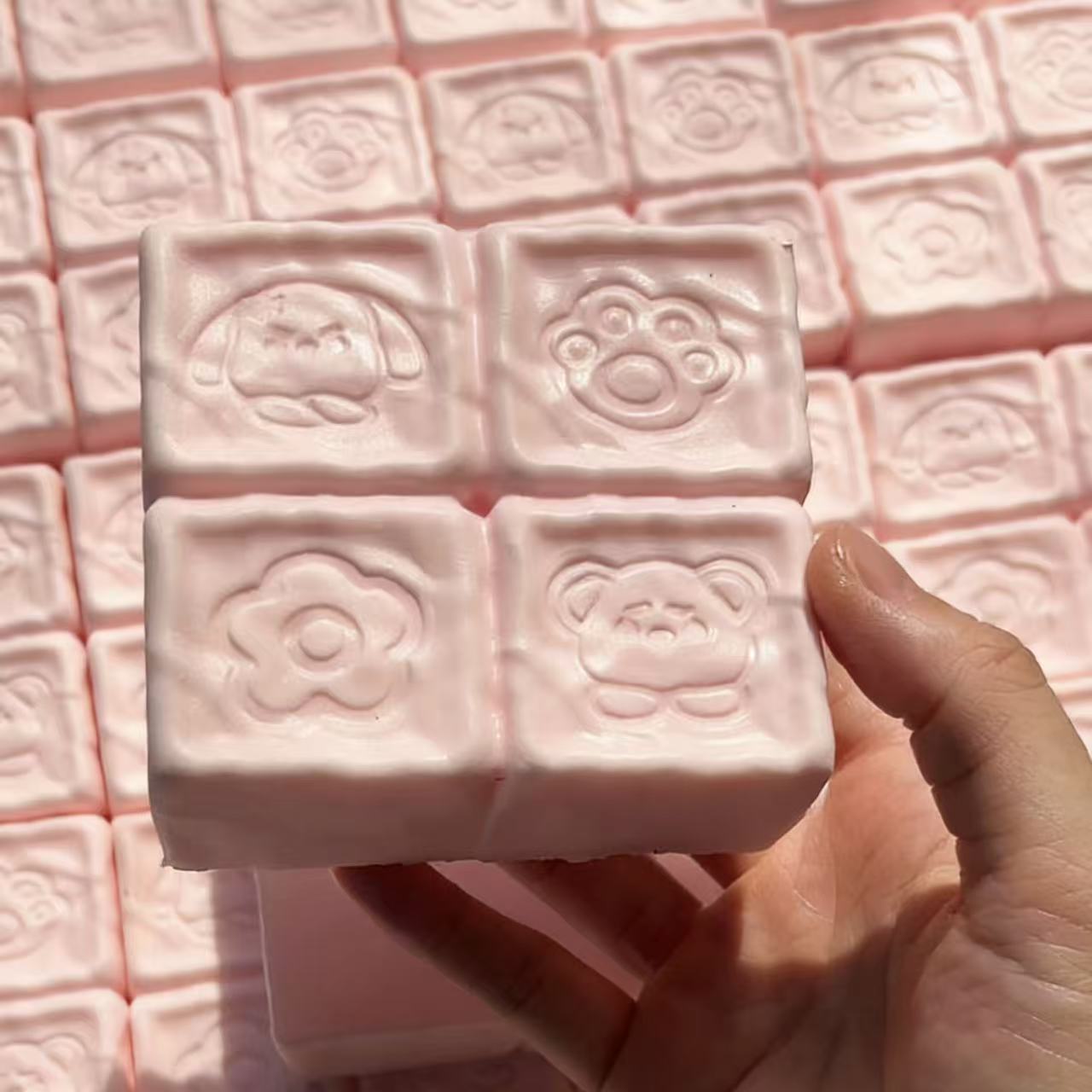 Framboise Quatre Pièces Taba Souple à Presser, Mignon Jouet Rouge Rose et Jaune Souple à Presser, Jouet pour Doigts, Jouet Cadeau d'Anniversaire pour Fille rose