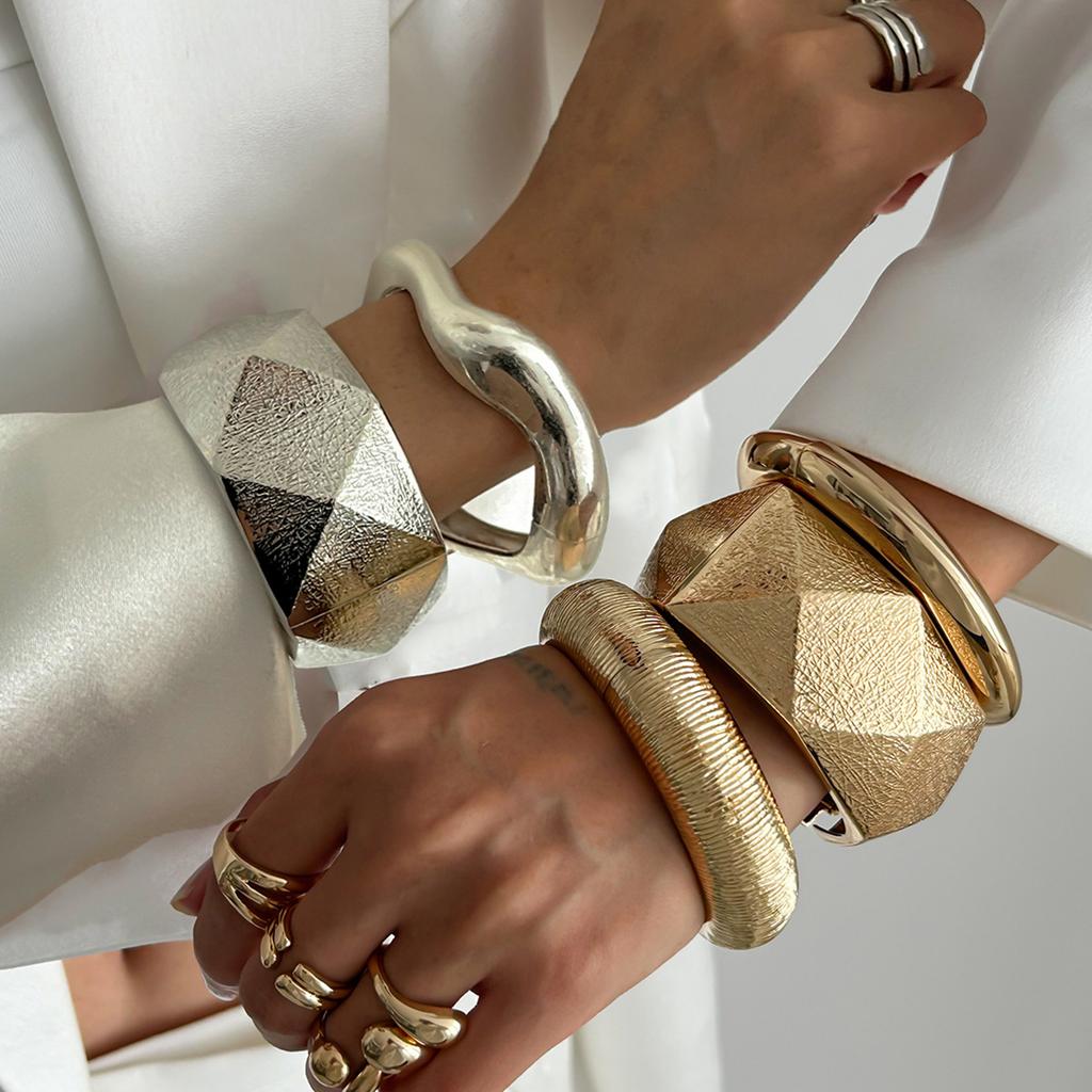 Übertriebene Metalltextur Facettenschliff Breites Armband Armband Design Sinn Geometrisch Unregelmäßiges Armband Weiblich