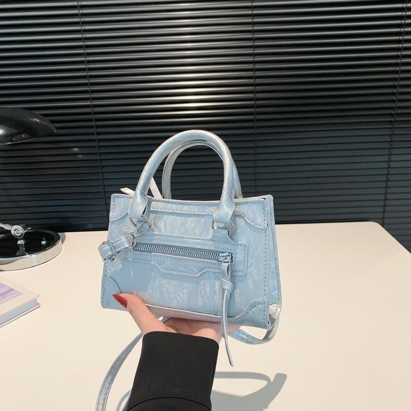 

Сумка на одно плечо в иностранном стиле с простой и повседневной текстурой 2025 осень новая корейская версия модной сумки-мессенджера маленькой квадратной сумки женская серебряный