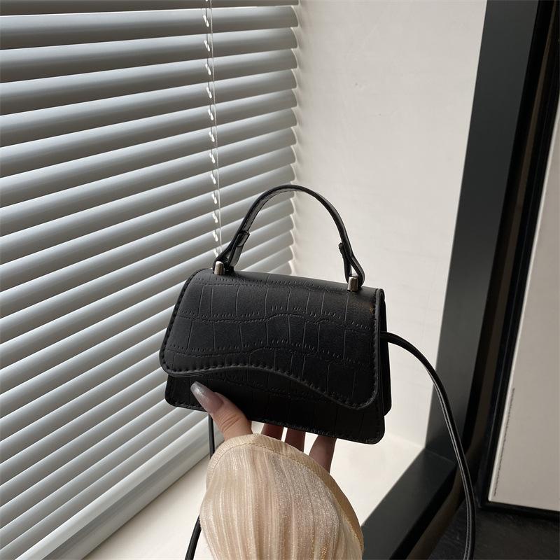 

Women s bag autumn new bag niche trend messenger bag retro versatile commuter small square bag shoulder bag чорний