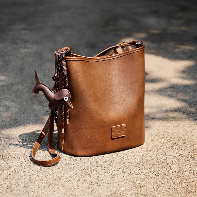 

Mrs. Qiao 2025 Autumn Winter New Fashion High-end Bucket Bag Simple Shoulder Bag Large Capacity Commuter Crossbody Bag Upper Width32CM*Lower Wid