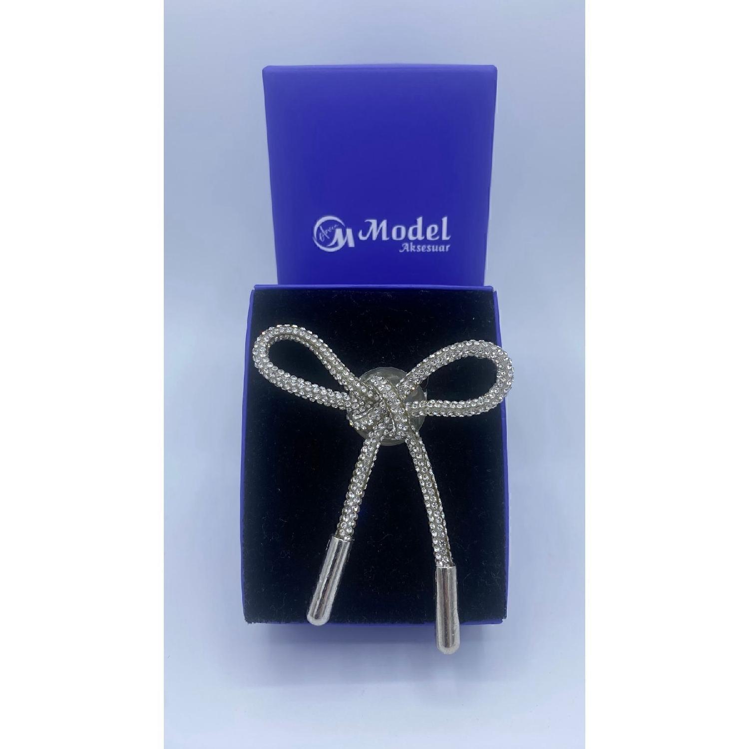 

Bow Tie Crystal Stone Detailed Silver Brooch серебряный