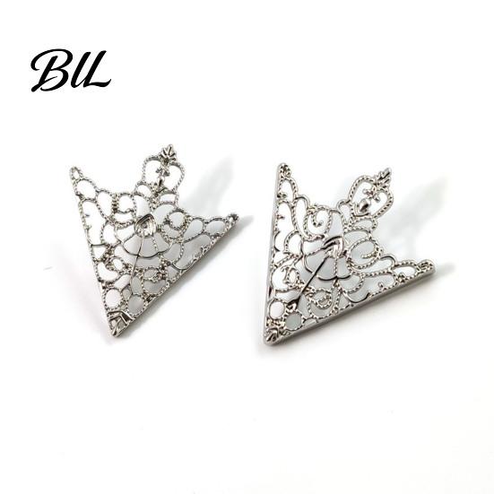 Metal Collar Clip 1 Pair Vintage Shirt Clip, Hollow-Out Decoration Alloy Brooch Triangle Pin for Men Women
