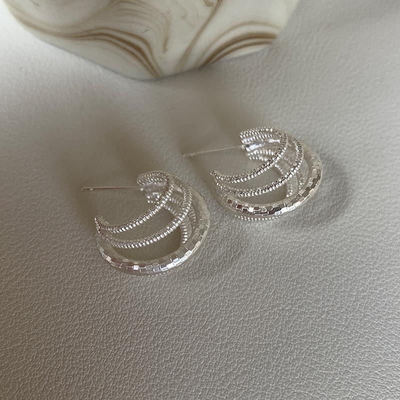 Wrapped multi-layer C-shaped earrings, simple personalized design earrings, fashionable and cold wind earrings, niche and high-end sense
