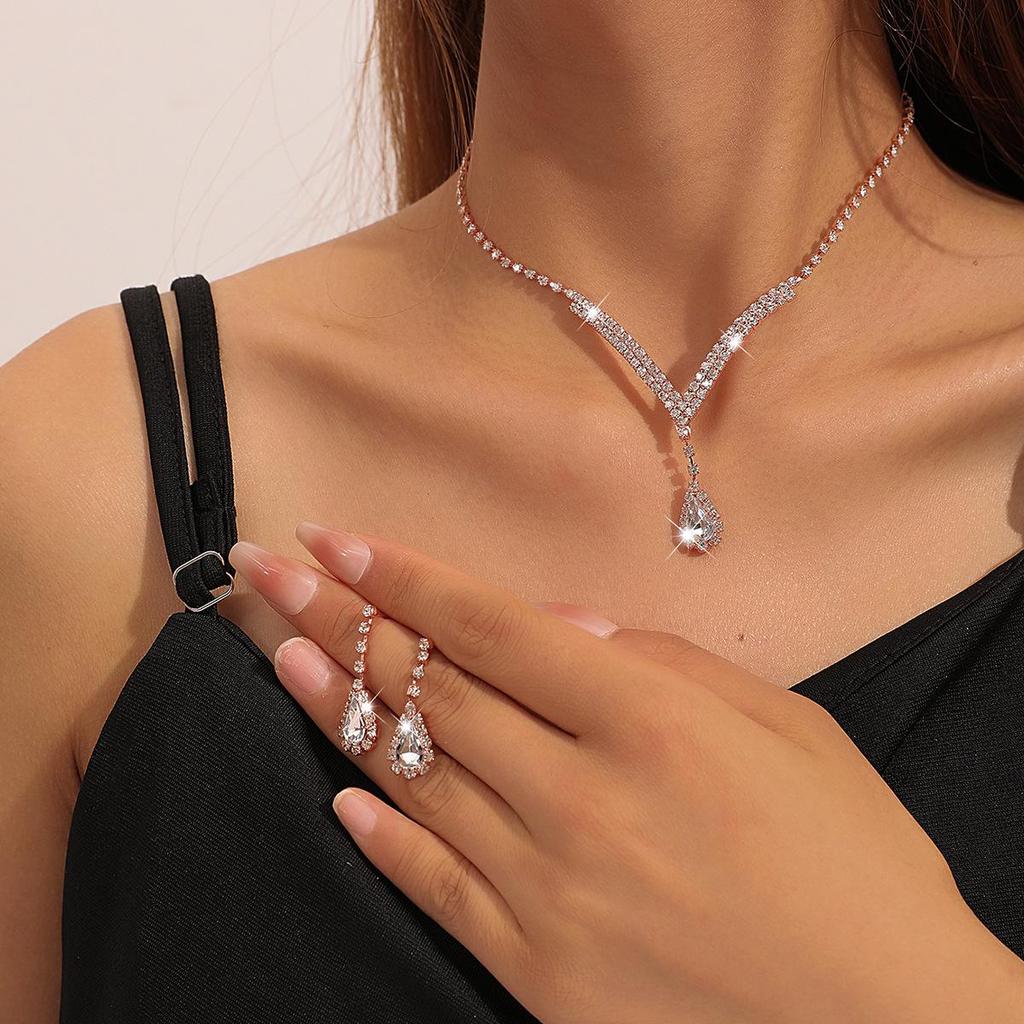 Ensemble collier et boucles d'oreilles luxueux avec pendentif diamant en forme de larme: Accessoires de mariage