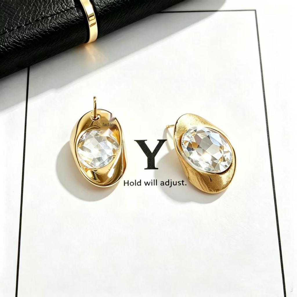 Elegant Zirconia Stud Earrings for Women, Retro Design, Versatile and Fashion-Forward Jewelry.