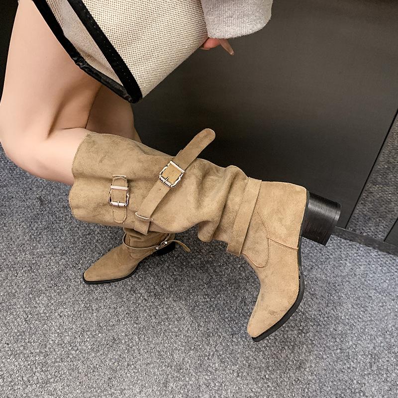 Lässiger Wind Gürtelschnalle Stiefel 2025 Herbst und Winter spitze Zehen dicker mittlerer Absatz Wildleder lockerer großer Schaftumfang dünne Stiefel Damen