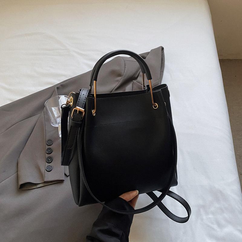 

Корейская версия премиальной текстуры повседневная сумка-ведро 2025 весна новая нишевая мода большая вместимость портативная сумка-мессенджер чёрный