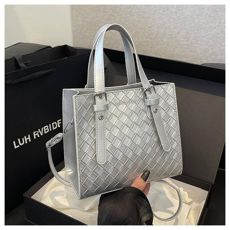 

Textured woven pattern solid color retro 2025 new casual simple commuter shoulder crossbody portable small square bag woman серебряный