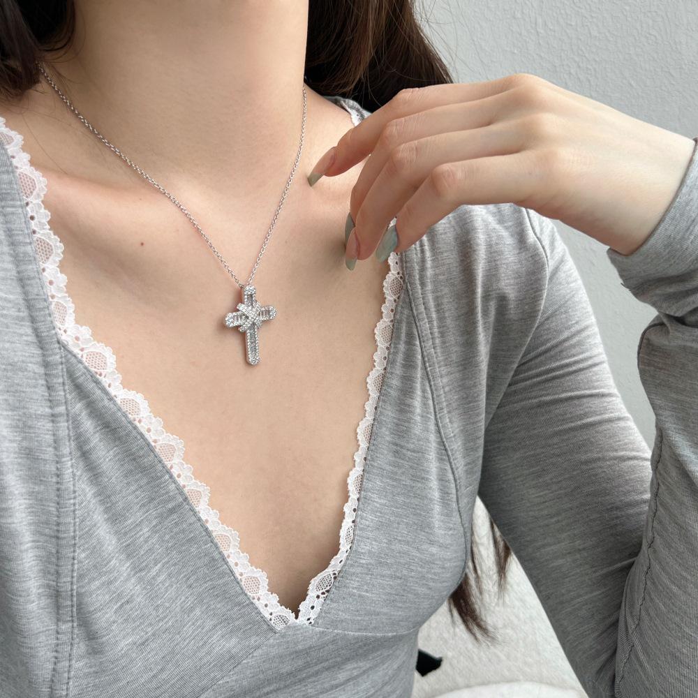 Cross Europe S625 Sterling Silver Women's Necklace, Luxurious Diamond Cross Pendant, Fashionable Clavicle Chain.