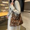 Leopard Print Canvas Commuting Lazy Wind Bag Women 2025 Casual Fashion Portable Large Capacity Shoulder Mommy Bag Crossbody