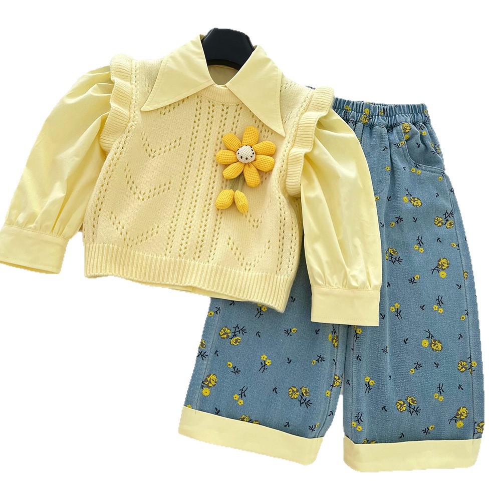 Herbst 2025 Mädchenmode Strickset: Floraler Pullover, Hemd und Jeans