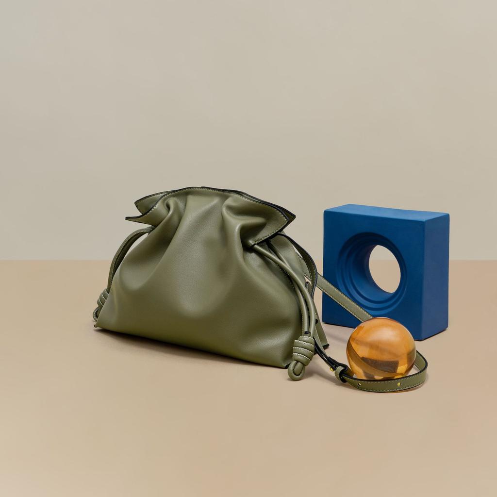 Leather women's bags come to pictures and samples, high-end fashion messenger bags, women's OEM drawstring bucket bags