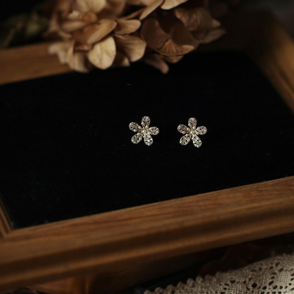 Versatile Exquisite Flower Earrings for Women with Retro High-quality Shiny Small Fresh Earrings
