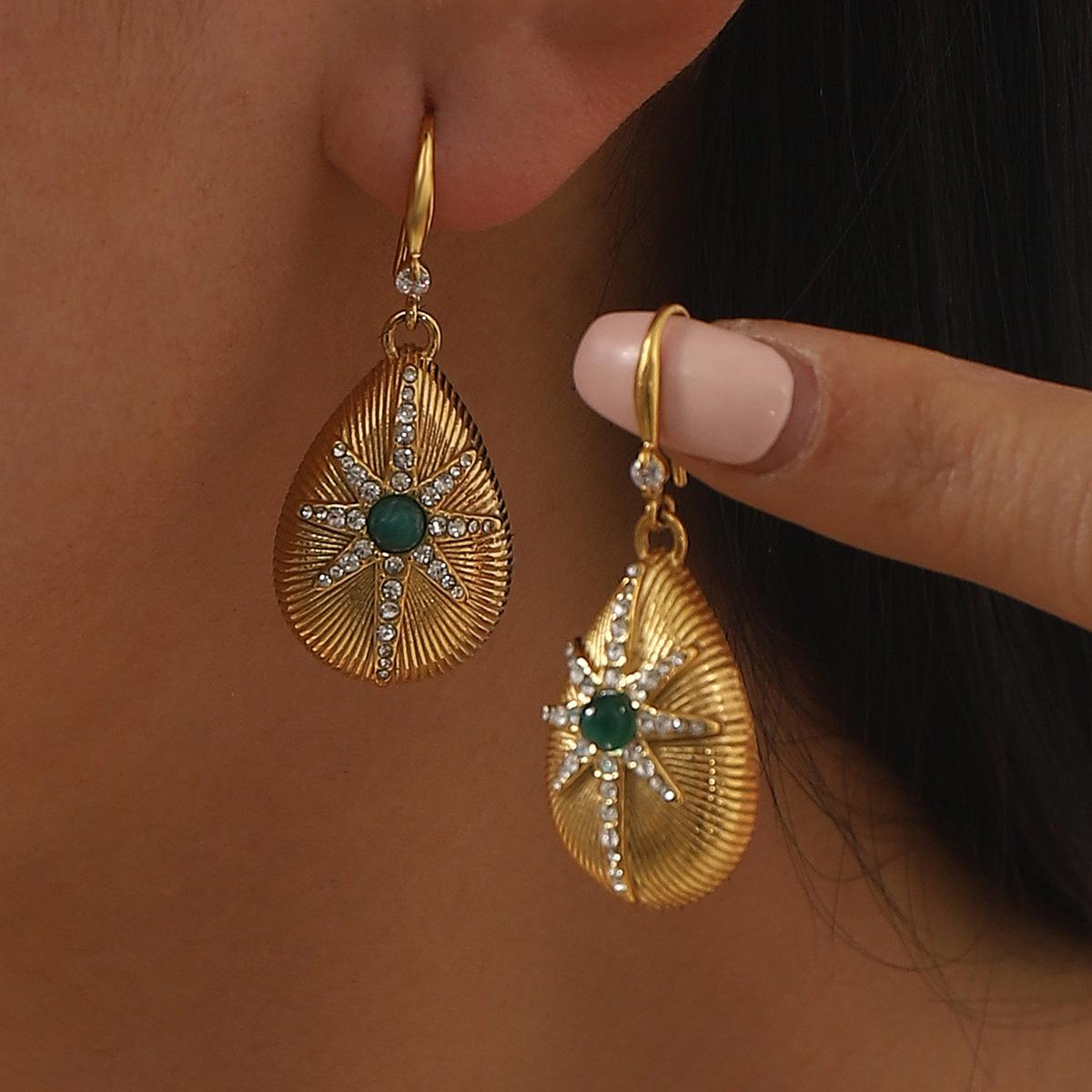 

Модные серьги-подвески для женщин зелёный