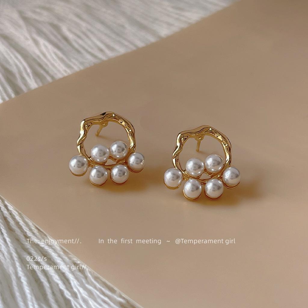 

French Gentle Temperament Hollow Geometric Pearl Stud Earrings Fashion Commuter Texture Gentle Earrings