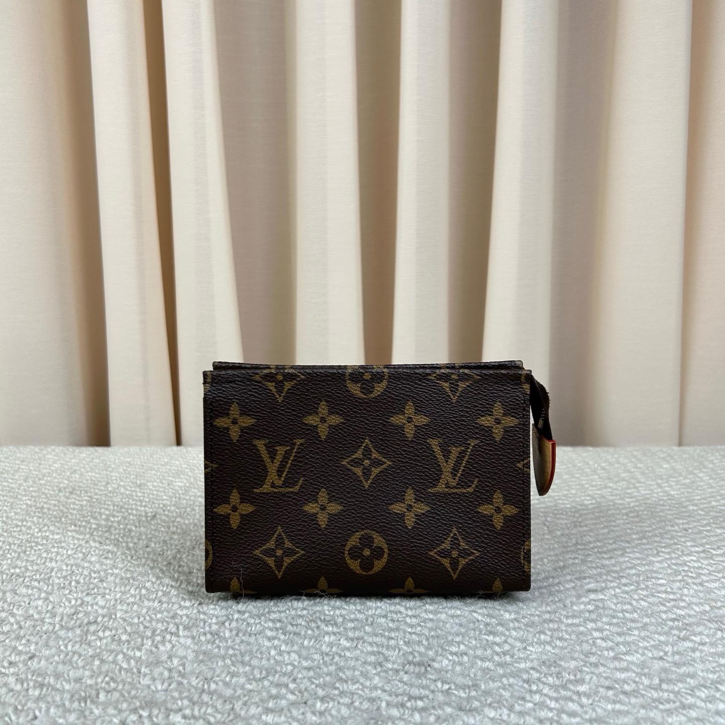 [Pre-Owned] 15 Classic Monogram Portable Canvas Toiletry Bag - Excellent #10L49GT ONE SIZE