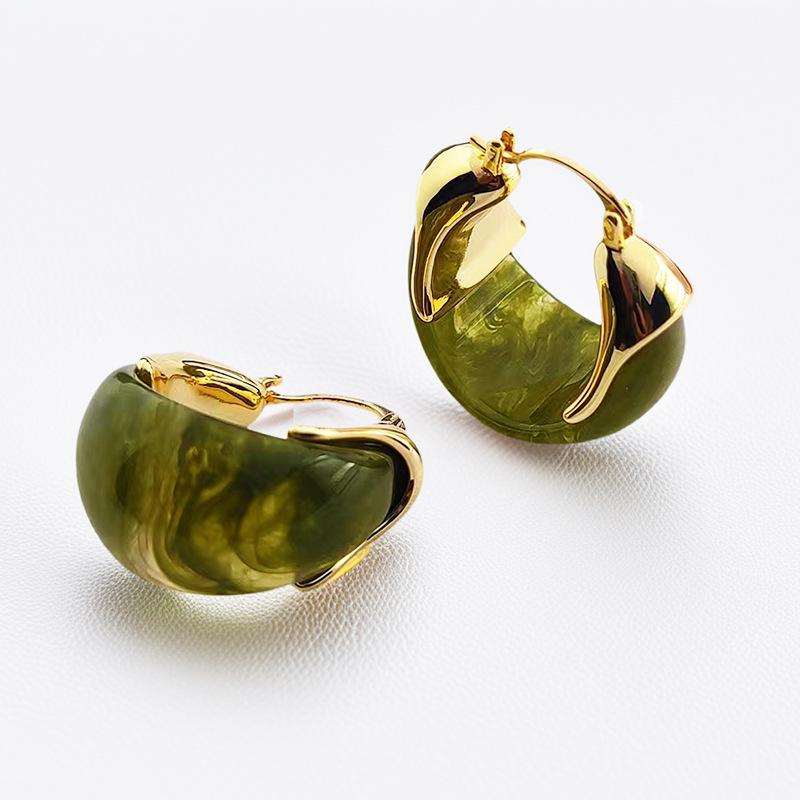 Retro Coffee Resin Ear Cuff: Autumn/Winter Hong Kong Style Elegant Earrings