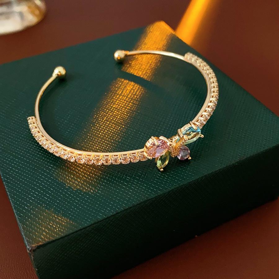 Браслет-бангл из циркона с покрытием из настоящего золота: Элегантный Высококлассный Браслет с Изысканным Дизайном.