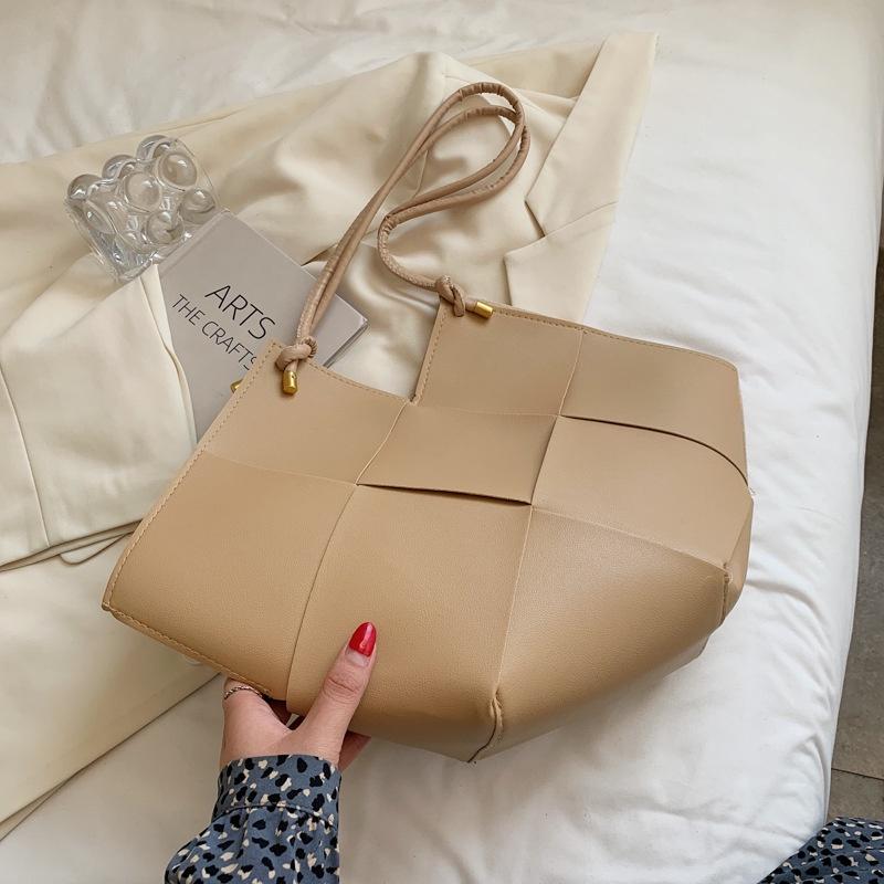 IELGY rhombic tote bag women s trendy fashion large-capacity one-shoulder knitting