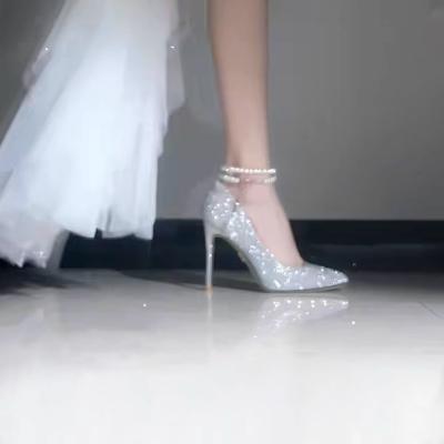 Escarpins argentés pour femmes 2025 nouveaux escarpins pointus à talon aiguille perle bouche légère mot avec chaussures de mariage haut de gamme chaussures simples femmes