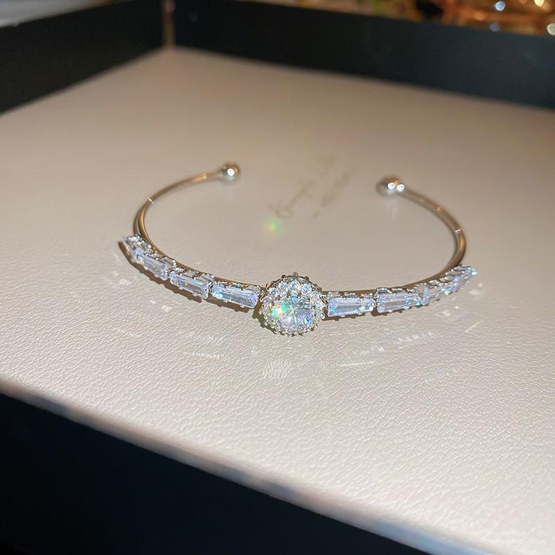 Gold-Plated Zircon Sun & Heart Bracelet: Stylish, Versatile, Elegant Light Luxury Jewelry for Women.