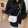 Neue Frühlingsmode 2024: Kleine Damen-Handtasche im angesagten Rhombus-Ketten-Design