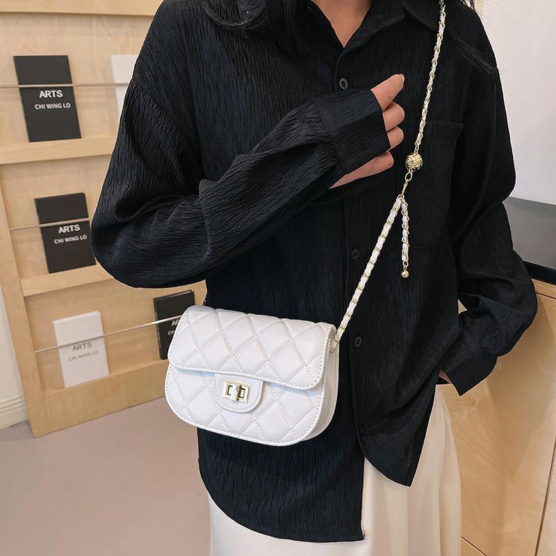 Neue Frühlingsmode 2024: Kleine Damen-Handtasche im angesagten Rhombus-Ketten-Design