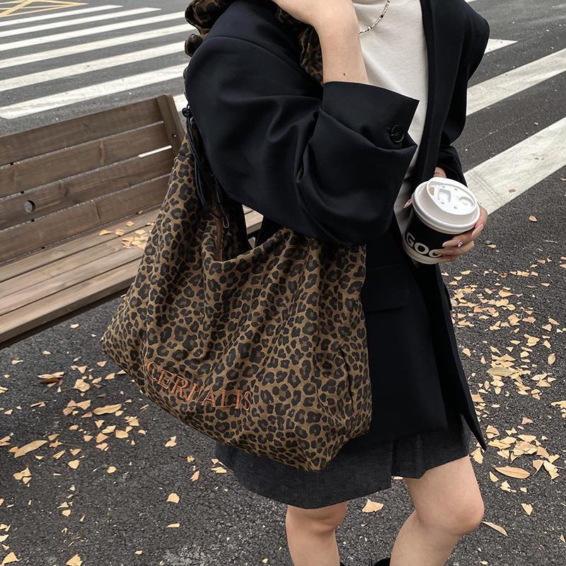 Slack large capacity leopard print bag new casual versatile messenger bag women commuter shoulder tote bag