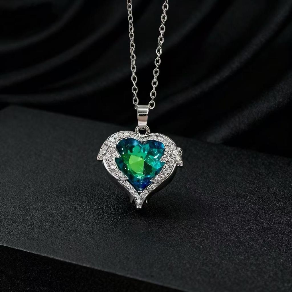 Metal Heart Crown Collarbone Necklace Hip Hop Pendant Necklace For Women Luxury Chain Accessory