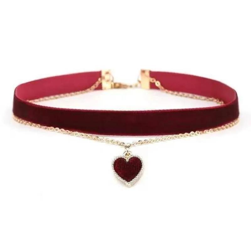 Collier Gothique Classique en Velours Rouge Pendentif Coeur Rouge Ras du Cou pour Femmes Bijoux de Mode Cadeau de Saint-Valentin