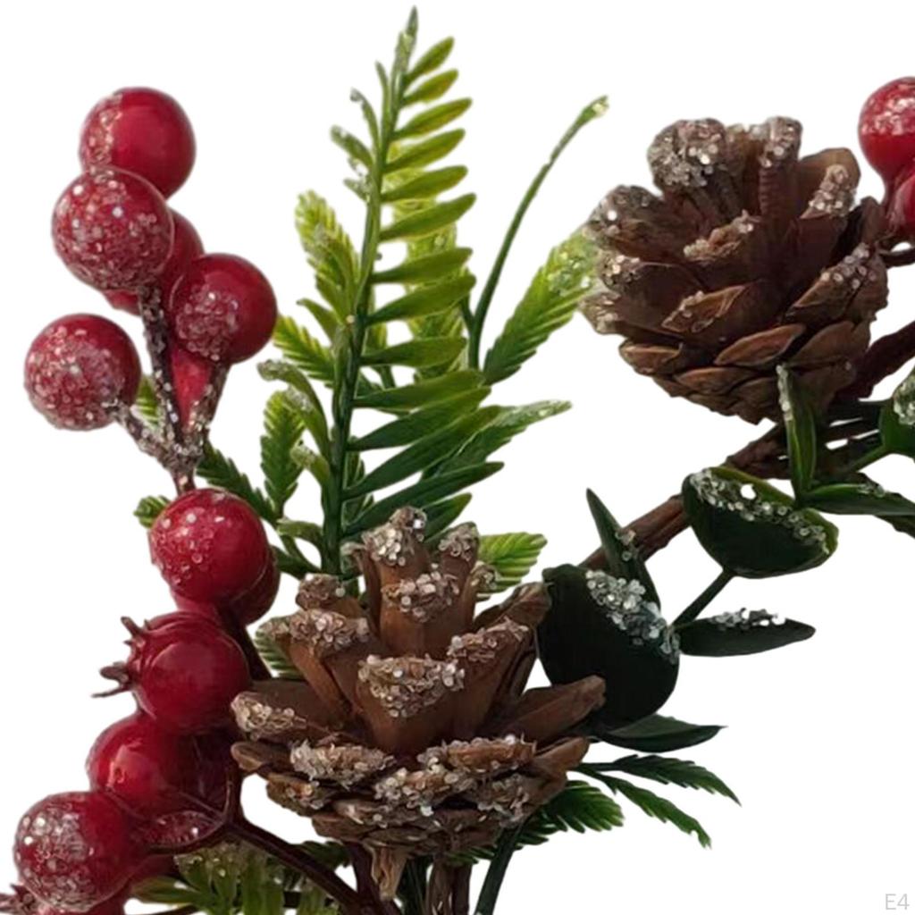 Kunstig julekrans med lyslenke, ring til inngangsdør for bryllup