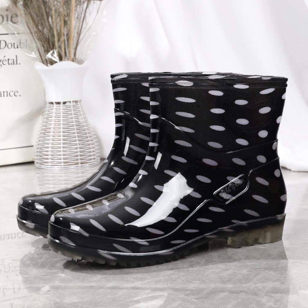 Women's Fashion Non-Slip Short Rain Boots, Waterproof Outdoor Rubber Shoes with Warm Cotton Lining.