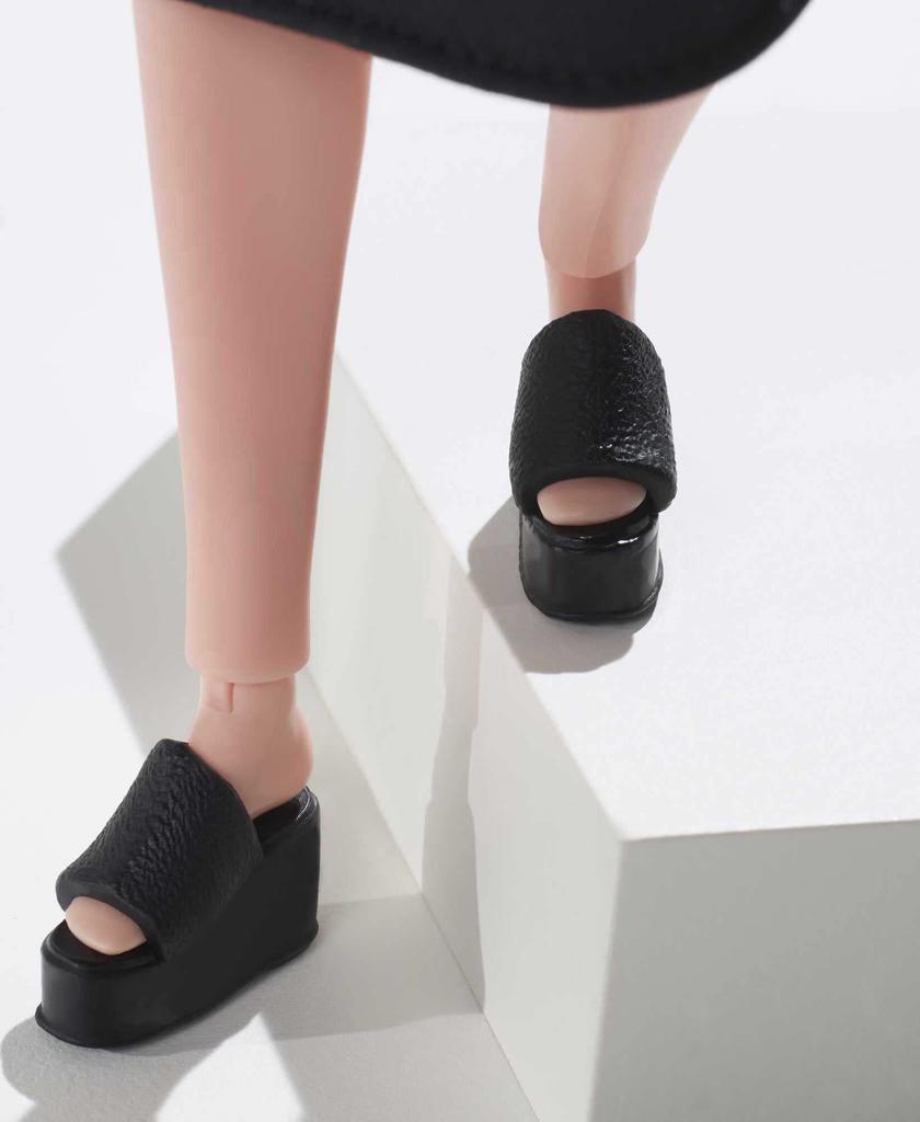 barbie Signature Looks Puppe Brünette Pixie Voll Bewegliche Modepuppe Trägt Schwarzen Midirock für Sammler (Petite, Cut) #3