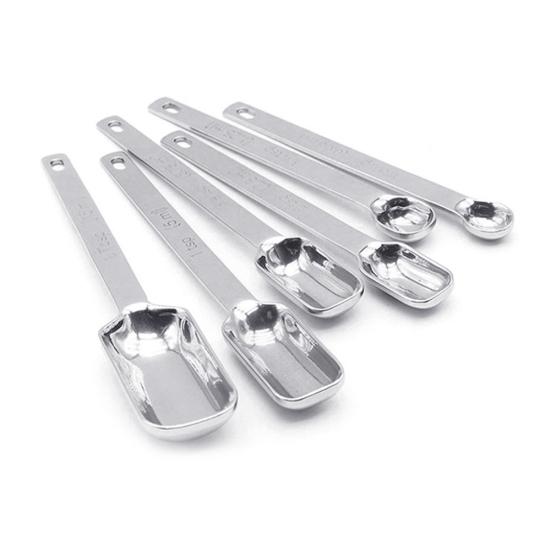 6 ks nerezové ocelové stupnice, měřicí čtverec, kořenící lžíce, naběračka, nástroje na pečení