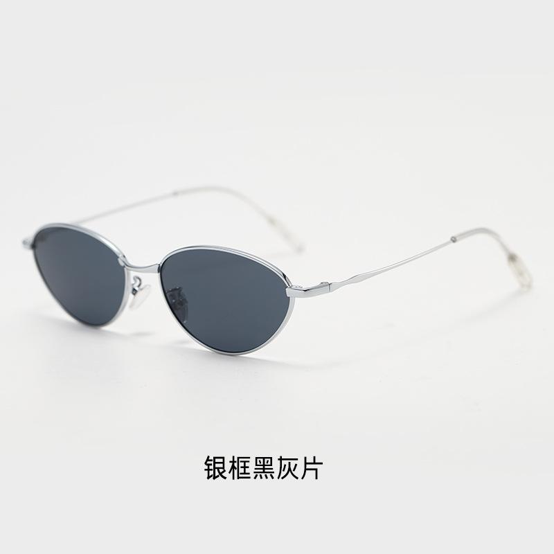 Europe and America Y2K Futuristic Cat-Eye Sunglasses for Women, Y2K Hot Girl Street Style Glasses, Retro Punk Metal Sunglasses for Men Silver frame with black a