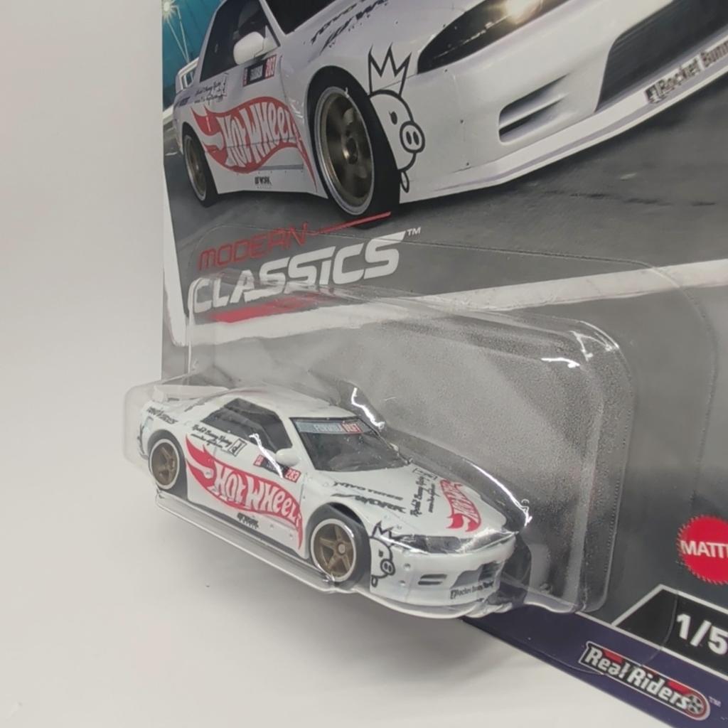 Hot Wheels MODERN CLASSICS NISSAN SKYLINE R32 PANDEM Skyline BNR32 Pandem Car Shop GT-R (Nissan RB26) [Miniature Takahashi]