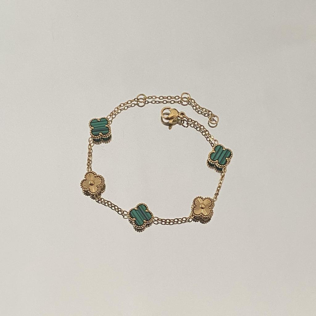 Women's Versatile Titanium Steel Four-Leaf Clover Bracelet - Washable, Non-Fading, Light Luxury Hand Accessory for European and American Trends