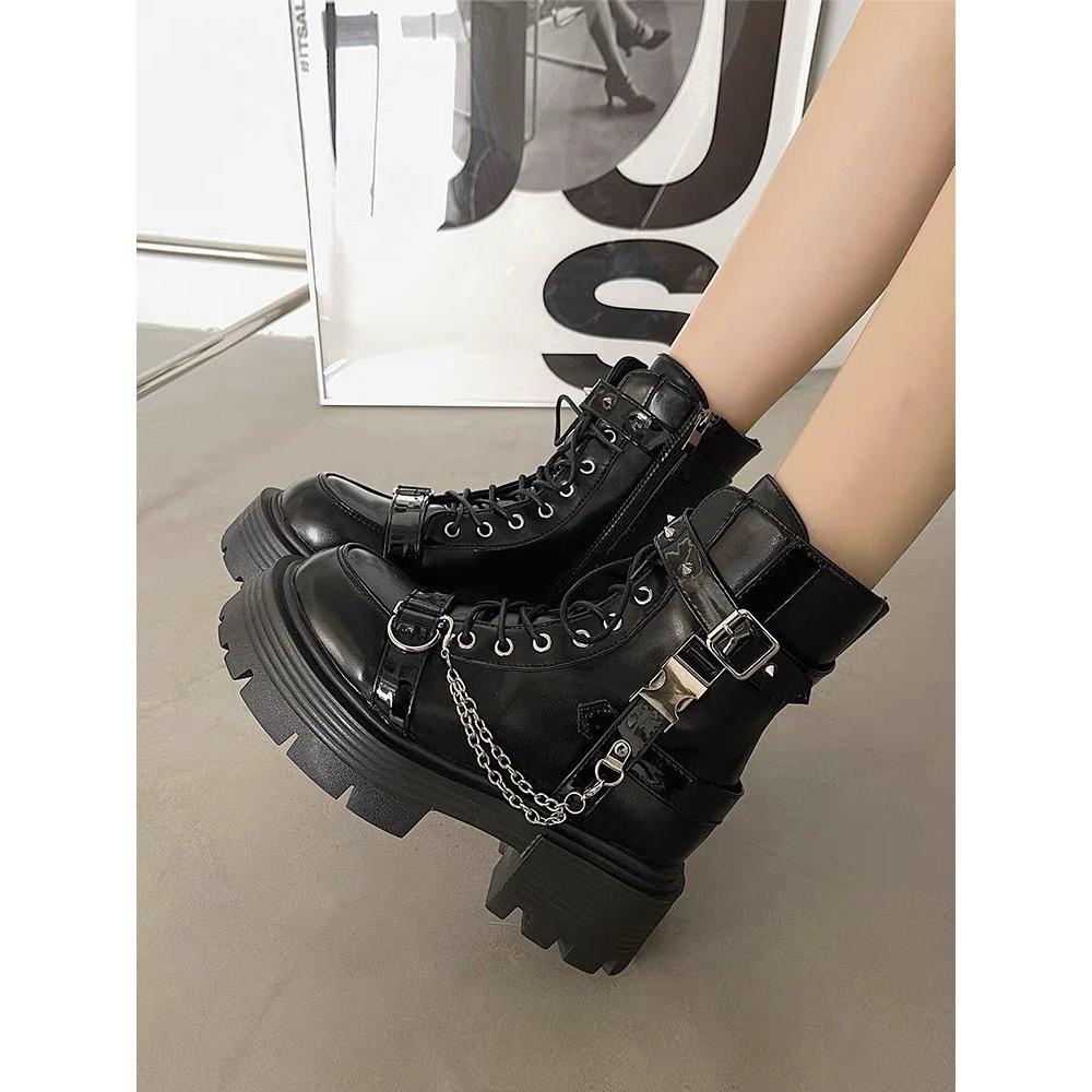 Süße dicksohlige schwarze Motorrad-Stiefeletten: Damen Höhenverstärkender Britischer Stil, Herbsttrend 2025.
