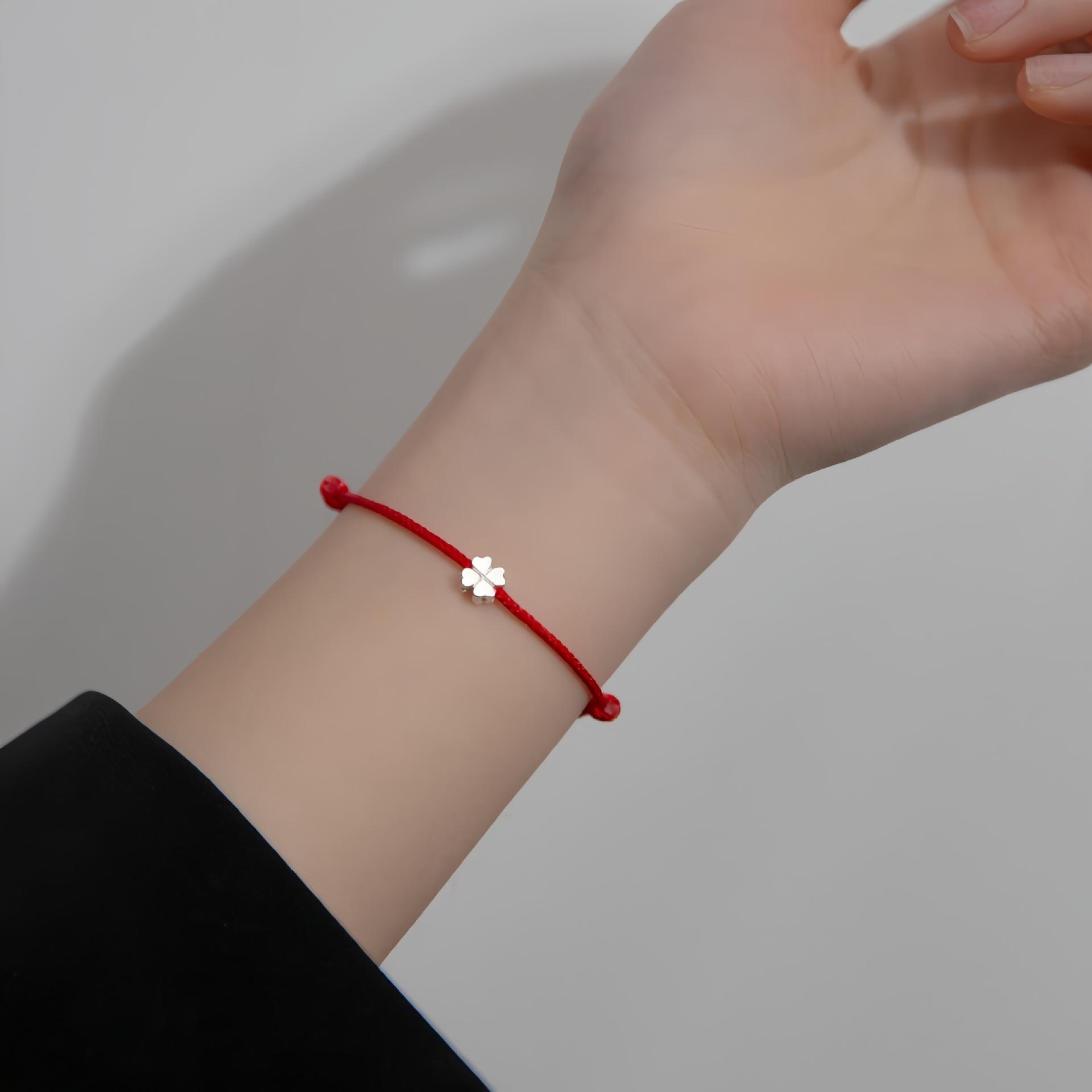 

BELLA BOX A simple and fashionable four-leaf clover red string bracelet plated with S925 pure silver for the zodiac year in Korean style червоний