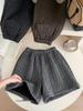 Petite-freundliche High-Waist Zopfmuster Damen A-Linie Weite Beine Shorts mit elastischem Bund und Rautenstruktur.