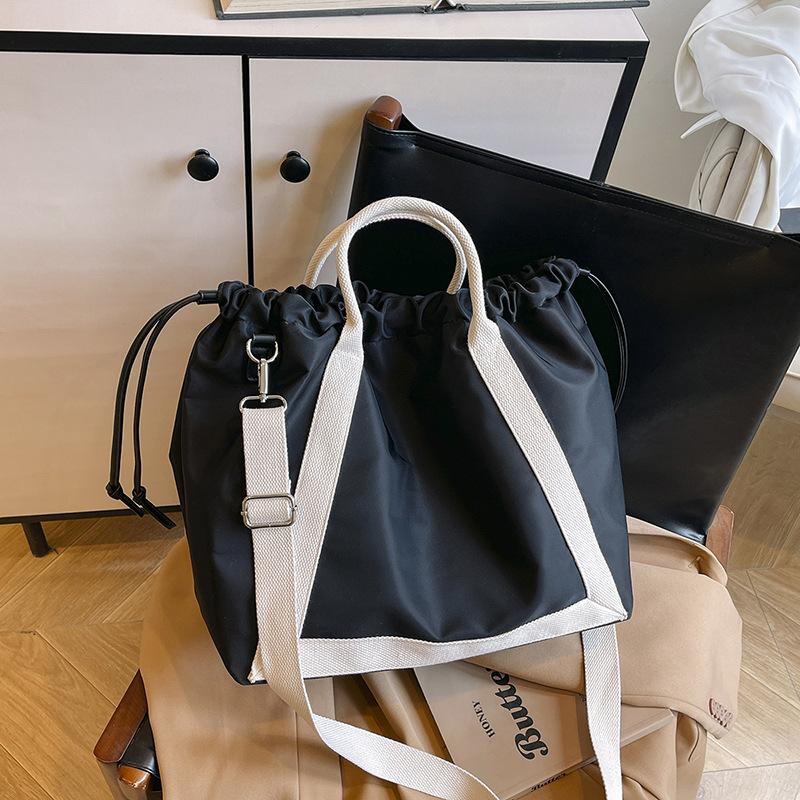 

Nylon cloth large-capacity tote bag women s 2025 new summer commuting short-distance luggage bag class shoulder messenger bag 52*19*33 чорний