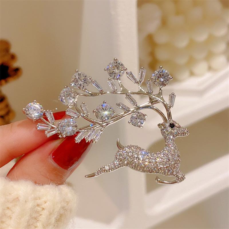 SKEDS High-end Women Men Elegant Exquistie Crystal Deer Badges Pin Classic Shining Boutique Animal Christmas Brooch Corsages